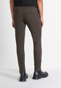 Antony Morato THOM IN STRETCH BLEND FABRIC - Pantalones chinos - dark army