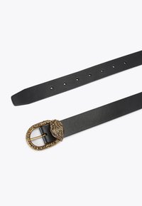 Cintura in pelle nera con una fibbia decorativa color oro con design a foglia testurizzata e embellishments. Taglio dritto con più fori di dimensionamento.
