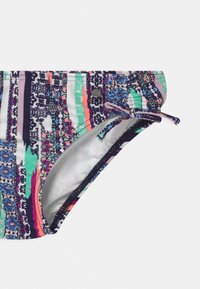 Gemusterte Bikinihose mit mehrfarbigen vertikalen Streifen und floralen Designs, mit seitlichem Bindeband und kleinem Metalllogo.