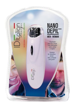 Depiladora eléctrica blanca en un embalaje etiquetado para hombres y mujeres, para áreas sensibles, incluyendo rostro, axilas e ingles, con imágenes de un hombre y una mujer sonrientes.