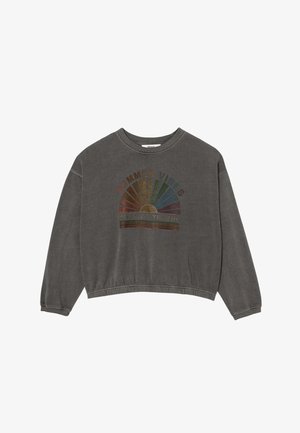 Sweatshirt à manches longues gris charbon avec un motif rétro coloré de rayons de soleil et le texte "SUMMER VIBES" et "RIDE WITH THE SUN" sur le devant.