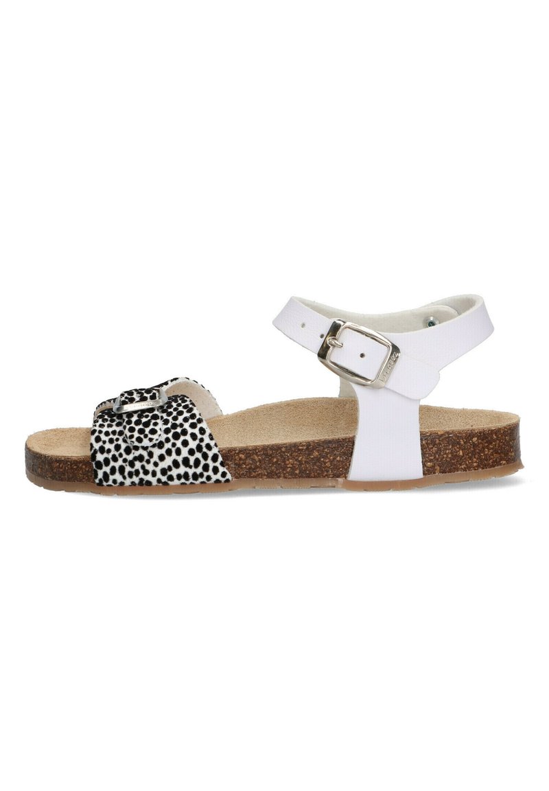Witte sandalette met een zwart-wit gespikkelde textielband, verstelbare gesp, kurken voetbed en platte rubberen zool.