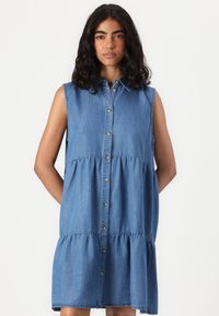 Τζιν φόρεμα με κουμπιά μπροστά, κοντά μανίκια, κλιμακωτό σχέδιο, ανοιχτό μπλε χρώμα και μαλακή υφή.