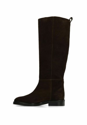 Braune kniehohe Stiefel aus Wildleder mit runder Zehenpartie, glatter Sohle und dezenten Ziernähten. Oben befindet sich eine Schlaufe zum einfachen An- und Ausziehen.