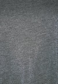 Šedá látka s kovovým leskem, která má hladkou texturu a jemný vzor po celé ploše. Měkký a pružný materiál.