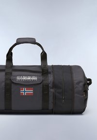 Černá sportovní taška s dvojitými uchy, ozdobená nášivkou s norskou vlajkou, logem a zipovou kapsou; vyrobená z odolné tkaniny s texturovanými detaily.