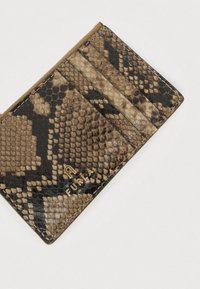 Suport de card Furla cu imprimeu în relief de șarpe, prezentând tonuri maro și negru, cu multiple sloturi pentru carduri și detaliu cu logo auriu. Textură netedă.