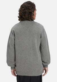 Grau gestrickter Pullover mit rundem Halsausschnitt, abgesenkten Schultern, gerippten Bündchen und Saum, gefertigt aus einem strukturierten Stoff für Wärme und angenehme Passform.