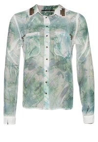 Chemise longue transparente à boutons avec motif marbre vert et bleu, col et poignets blancs, et détails métalliques cloutés sur les épaules et les poches.