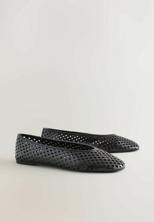 Zwarte perforated platte schoenen met een gestroomlijnd ontwerp, voorzien van een open geweven patroon en afgeronde neuzen, gemaakt van een flexibel materiaal.