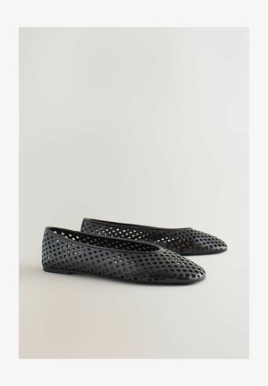 Zwarte perforated platte schoenen met een gestroomlijnd ontwerp, voorzien van een open geweven patroon en afgeronde neuzen, gemaakt van een flexibel materiaal.