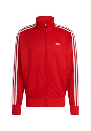 Rode mesh jas met rits en hoge kraag, witte drie-strepen accenten langs de mouwen en een logo op de linkerborst. Geribbelde boorden aan de mouwen en zoom.