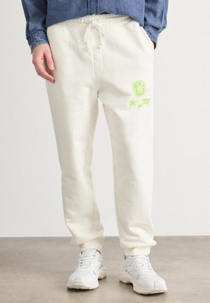 NEVEZ  - Pantaloni de trening - white