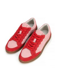 Sneaker in suede rosso e rosa con un design a onde, accenti texture, lacci tondi e una suola in gomma marrone.