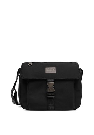 Czarna torba na ramię z przednią klapką, metalową klamrą, zamykaną na suwak górną kieszenią oraz regulowanym paskiem z markowymi detalami.