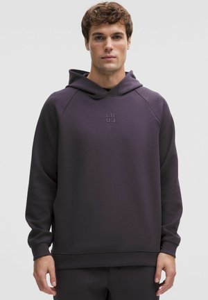 Lila Kapuzenpullover aus weichem Stoff mit Kängurutasche, verstellbarer Kapuze und dezentem, auf der Brust geprägtem Logo.