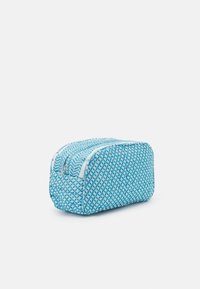 Bolso de cosméticos azul con un patrón, de forma rectangular, con cierre de cremallera y tela texturizada que presenta un diseño de diamantes.