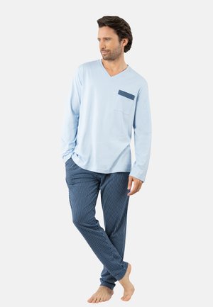 Haut bleu clair à manches longues et col en V avec une poche rayée, associé à un pantalon rayé bleu marine et blanc, coupe décontractée avec une texture douce.