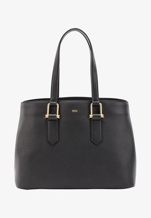 Musta nahkainen olkalaukku, jossa on kiviintynyt kuvio, kultaiset metalliosat, kaksi lyhyttä kahvaa ja jämäkkä muoto. Etupuolella on logo.