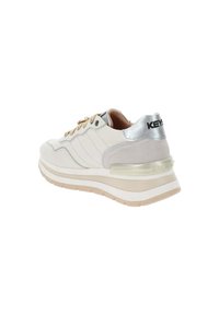 Sneaker color crema con dettagli argentati, in pelle e suede texture, forma arrotondata, dettagli del tallone trasparente e suola in gomma color nocciola.