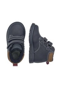 Botines negros con dos correas ajustables, que cuentan con un forro suave, acentos de ante marrón y una suela de goma texturizada.
