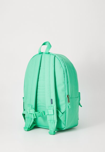 Μινθ πράσινο σακίδιο πλάτης με επενδυμένες ιμάντες ώμου, εξωτερικές τσέπες και λαβή στην κορυφή. Κατασκευασμένο από ανθεκτικό ύφασμα με ραμμένο σχέδιο.