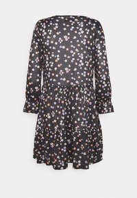 Robe noire à fleurs avec des manches longues, une jupe à tiers et un col rond ornée d'un motif de fleurs blanches, orange et violettes.