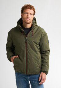Olivegrüne, mit Kapuze versehene Steppjacke mit Reißverschluss, verstellbarem Kordelzug, elastischen Bündchen und Seitentaschen; hat einen subtilen Glanz.
