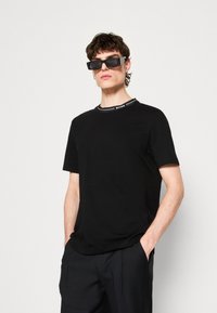 BOSS TEE - Paprasti marškinėliai - black