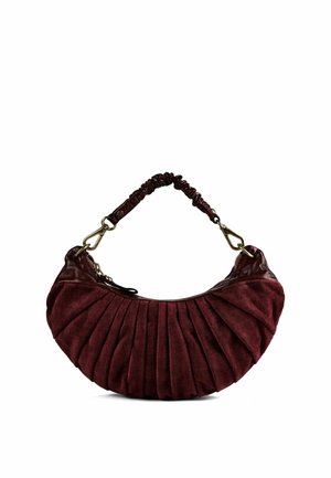 Bolso pequeño en forma de media luna de color rojo oscuro con cuerpo de tela plisada y asa de cuero fruncida unida con cierres metálicos.