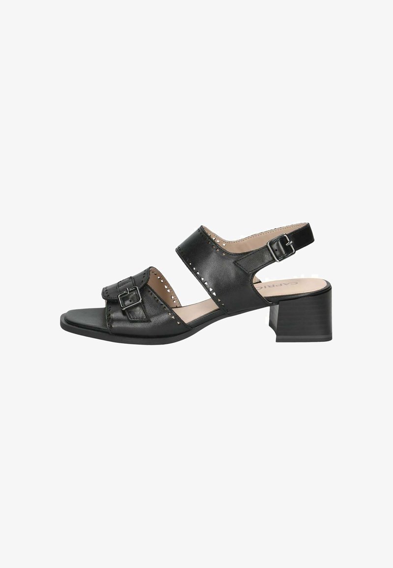 Sandale en cuir noir avec deux larges brides, boucle ajustable et talon carré. Dotée de découpes décoratives et d'une finition lisse et polie.