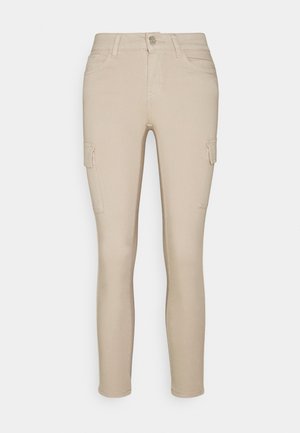 Beżowe spodnie cargo o dopasowanym kroju, wyposażone w dwie boczne kieszenie i szlufki na pasek. Wykonane z elastycznej mieszanki bawełny, gładkiej tekstury i minimalnej liczby szwów.