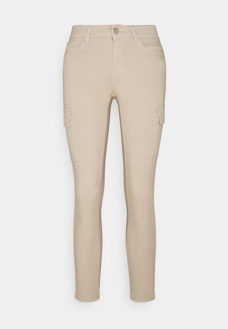 Pantalones cargo beige con un corte ajustado, que cuentan con dos bolsillos laterales y trabillas para cinturón. Hechos de una mezcla de algodón elástico, con textura suave y costuras mínimas.