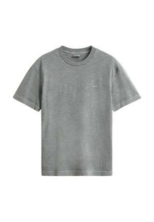 T-shirt gris à manches courtes avec col ras du cou, texture subtile et petit logo blanc sur la poitrine gauche.