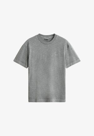 T-shirt gris à manches courtes avec col ras du cou, texture subtile et petit logo blanc sur la poitrine gauche.