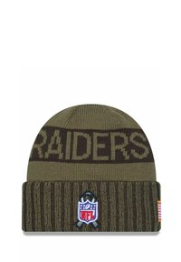 Strickmütze in Olivgrün mit "RAIDERS" in Dunkelbraun, gerippter Textur und einem runden NFL-Logopatch auf der Vorderseite.