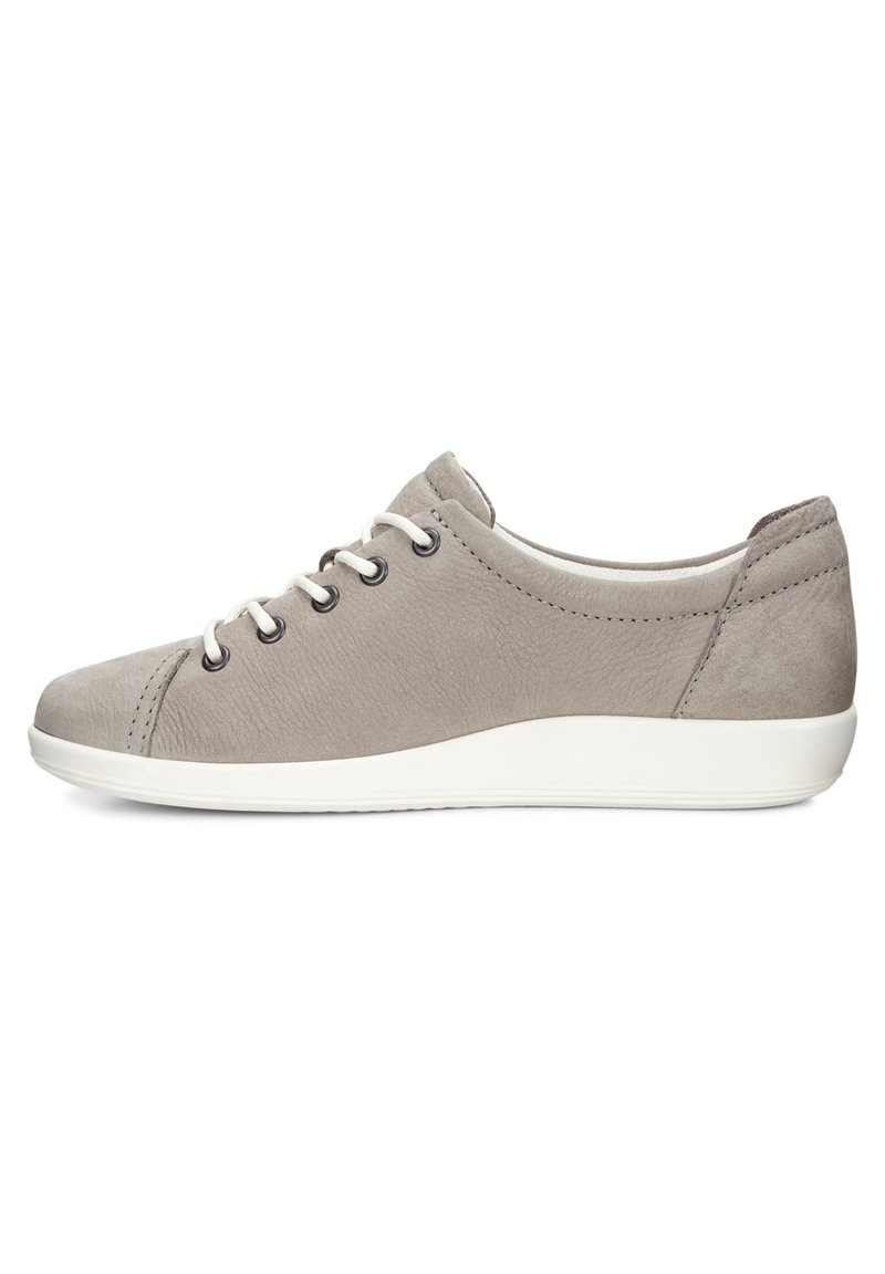 Grå lær-sneaker med en glatt tekstur, med hvite lisser og hull, rund tå, og en hvit såle. Ingen synlige mønstre eller detaljer.
