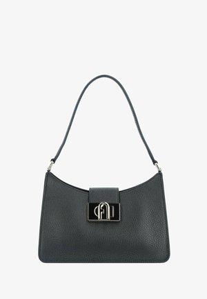 Sac à main en cuir noir avec une surface texturée, une forme courbée et un fermoir en métal noir brillant à l'avant. Bandoulière réglable incluse.