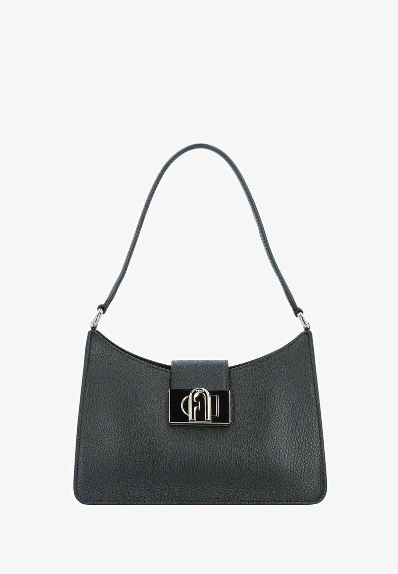 Sac à main en cuir noir avec une surface texturée, une forme courbée et un fermoir en métal noir brillant à l'avant. Bandoulière réglable incluse.