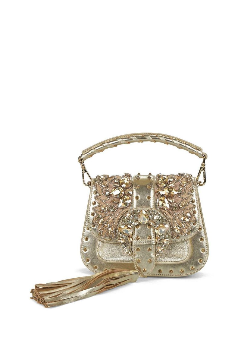 Bolso de mano metálico dorado con intrincados detalles florales, strass y un hebilla decorativa. Presenta un asa trenzada y un acento de borlas.