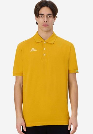 Polo giallo con colletto classico, maniche corte e un piccolo logo ricamato sul petto. Texture liscia con chiusura a bottoni.
