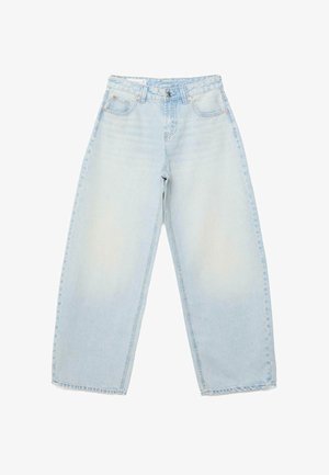 Jeans a gamba larga colore azzurro chiaro, vita alta, con chiusura frontale con bottoni e zip, tasche frontali e posteriori, e dettagli di cuciture a vista.