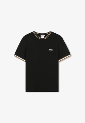 T-shirt noir en coton avec un col rond, logo "BOSS" blanc sur la poitrine et accents en stripes dorées et blanches contrastés sur le col et les manches.