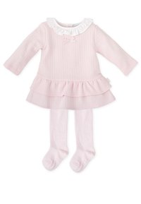 Vestido rosa de mangas largas con falda de volantes, cuello de volantes blanco y detalle de lazo. Acompañado de medias rosas a juego.
