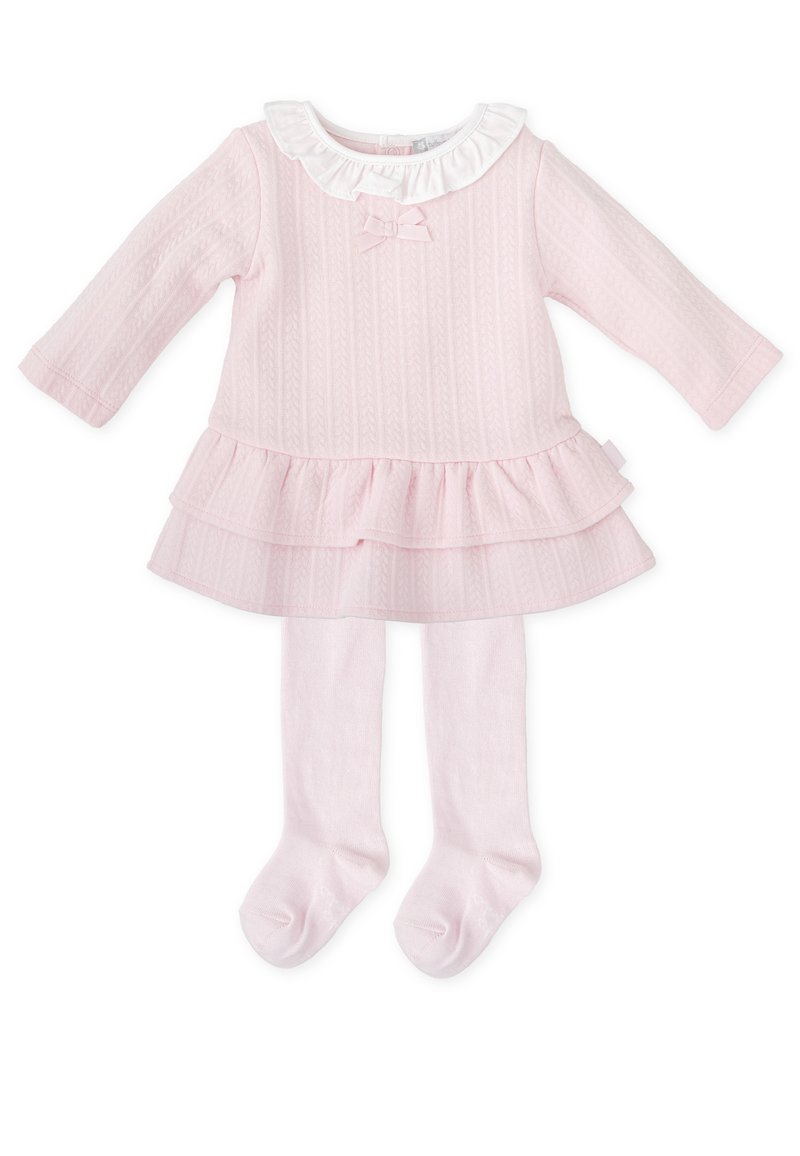 Vestido rosa de mangas largas con falda de volantes, cuello de volantes blanco y detalle de lazo. Acompañado de medias rosas a juego.