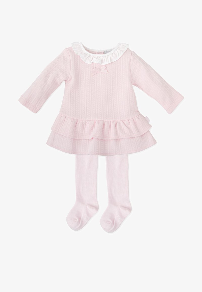 Vestido rosa de mangas largas con falda de volantes, cuello de volantes blanco y detalle de lazo. Acompañado de medias rosas a juego.