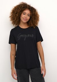 Sort T-shirt med korte ærmer, prydet med et skriftdesign, der læser "Gorgeous" i en kontrasterende farve. Blødt bomuldsstof; afslappet pasform.