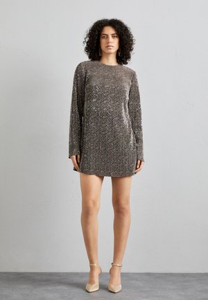 Kurzes ärmelloses metallic Kleid in Silber mit geradem Schnitt, das ein strukturiertes, geripptes Muster aufweist und in einer mittellangen Länge bis zur Oberschenkelmitte endet.