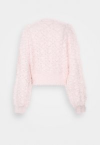 Ljusrosa kort tröja i fluffigt material med ett strukturerat diamantmönster och puffiga ärmar med ribbade muddar.