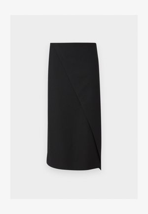 Jupe crayon noire longueur genou avec un détail de recouvrement asymétrique à l'avant sur fond blanc.